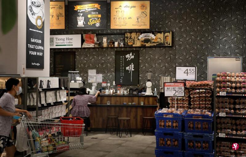 超市与咖啡馆二合一，这类复合式商店近年在本地越来越普遍。（档案照）