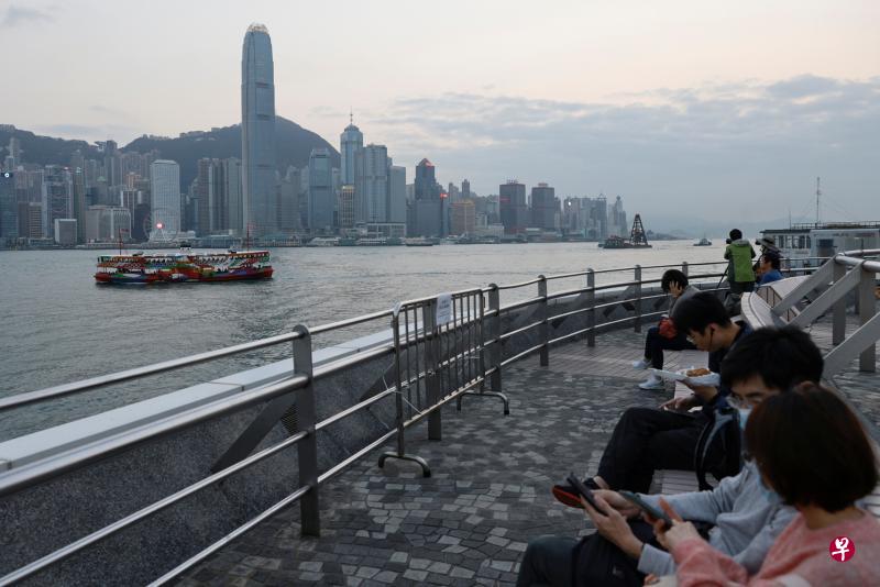 有鉴于香港疫情放缓，港府昨天宣布放宽当地部分防疫措施。图为香港岛中环区金融商业中心的都会景观。（路透社）