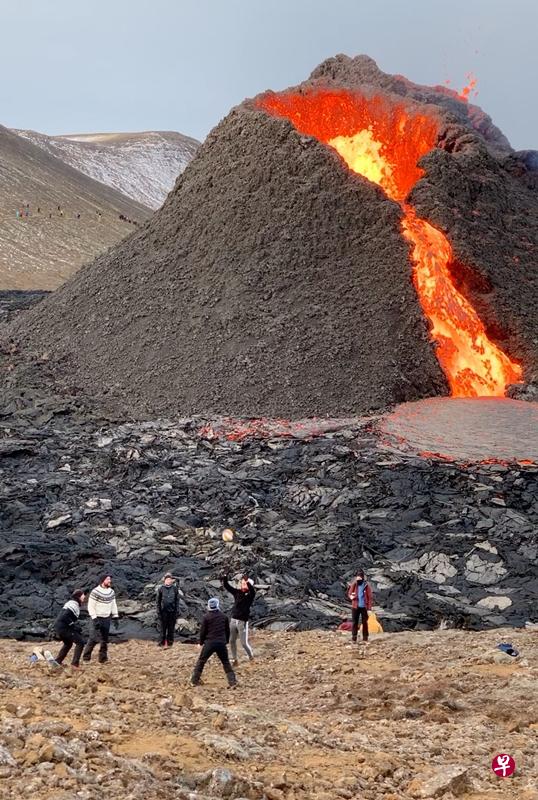 有人在冰岛火山下打排球。（路透社）
