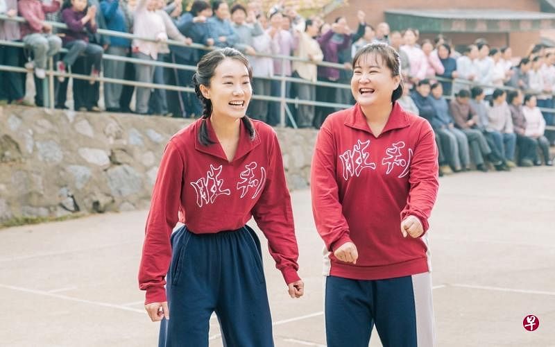 《你好，李焕英》由贾玲（右）和张小斐主演。