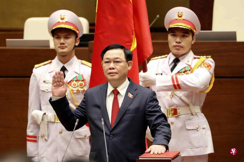 王廷惠昨天在越南国会上宣誓，正式出任越南第15届国会主席。（法新社）