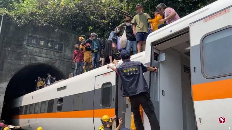 有台湾媒体综观台铁近40年严重交通事故，推断此次致命意外可能是史上伤亡最惨重的意外。（路透社）