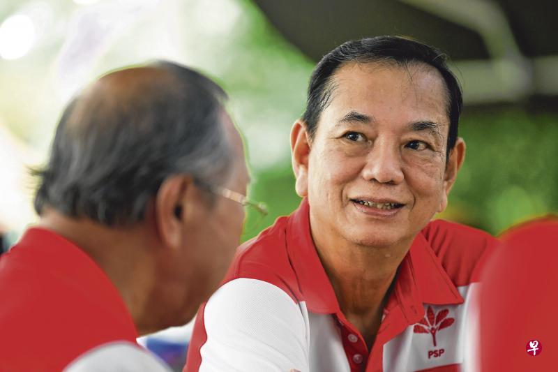 原助理秘书长阮建平（左）接过陈清木的棒子，出任新加坡前进党第二任秘书长。（档案照片）