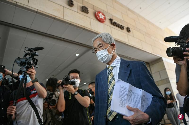 82岁的香港民主党创党主席李柱铭昨天被判罪成后获准保释，离开西九龙裁判法院。（中通社）
