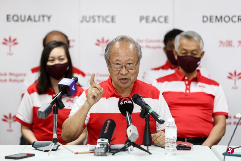 新加坡前进党原秘书长，新任党主席陈清木（中）。（陈渊庄摄） 