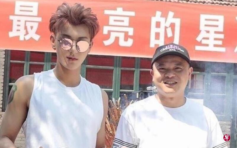 黄子韬（左）与父亲感情深厚。（互联网）