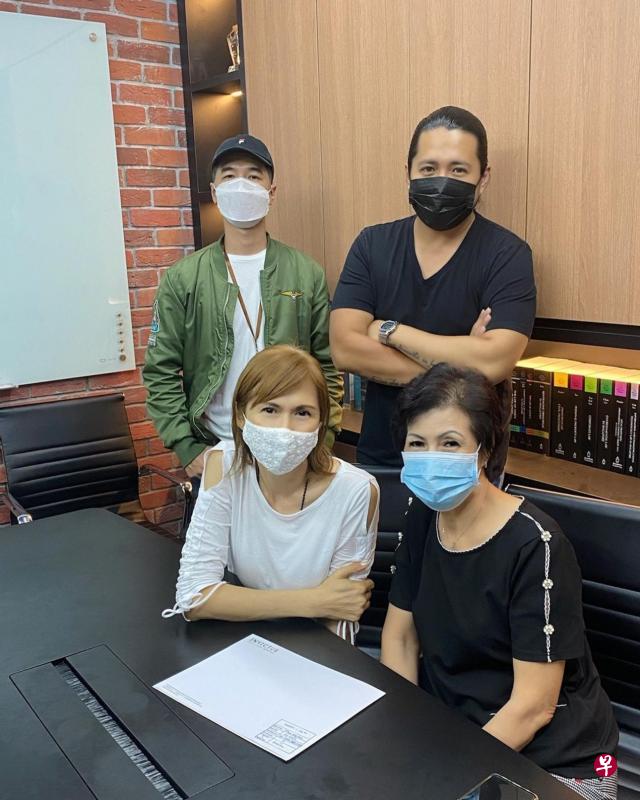 潘玲玲（前排左）上周与母亲结伴立遗嘱。（取自艺人社媒）