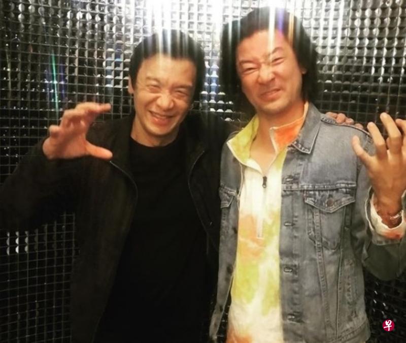 黄经汉（左）和小四岁的浅野忠信的生日都是11月27日。（互联网）
