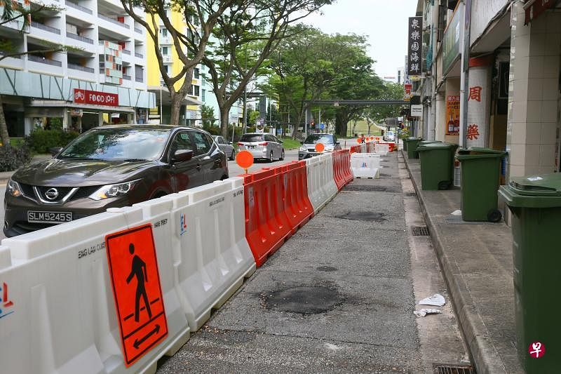 陆交局在第一阶段的道路改建计划中把合乐路715号至745号店屋外的13个停车位和10个电单车位改为步行空间，行人道拓宽到3.5米。但一些车辆为方便，在路障旁或反方向车道路旁短暂停车，造成新的安全隐患。（施策文摄）