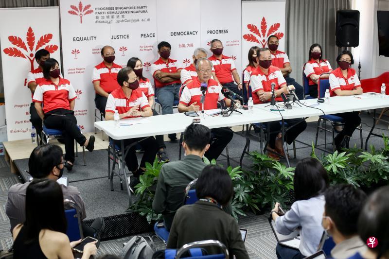 新加坡前进党新一届中委昨天举行记者会，前排就座者分别为党主席陈清木医生（左二）、秘书长阮建平（右二），以及两位非选区议员梁文辉（左一）和潘群勤（右一）。（陈渊庄摄）