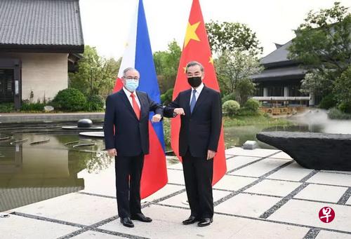 中国国务委员兼外长王毅前天和菲律宾外长洛钦（左）会面。（中国外交部官网）