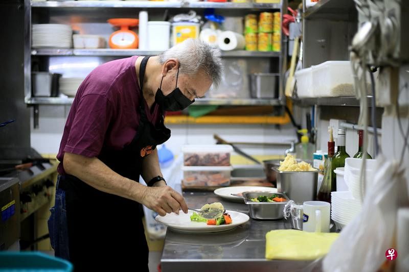 经验丰富的符之能在餐饮业工作了超过40年，售卖的12道西餐餐食都融入了他多年来对美食的认识与理解。（龙国雄摄） 