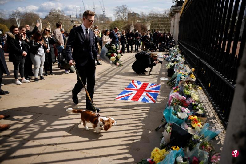 英国女王伊丽莎白二世的丈夫菲利普亲王逝世的消息传出后，英国公众纷纷前往伦敦中部的白金汉宫献花致敬。（法新社） 