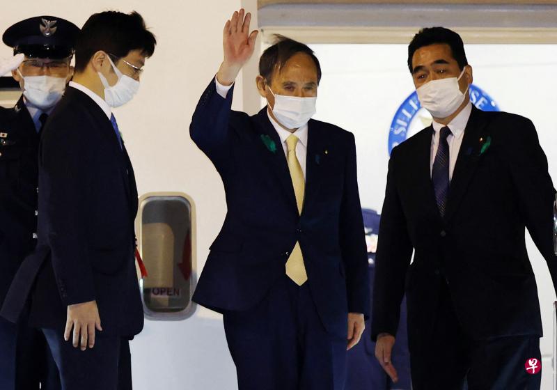 日本首相菅义伟（右二）周四从东京羽田机场飞往华盛顿。（法新社） 