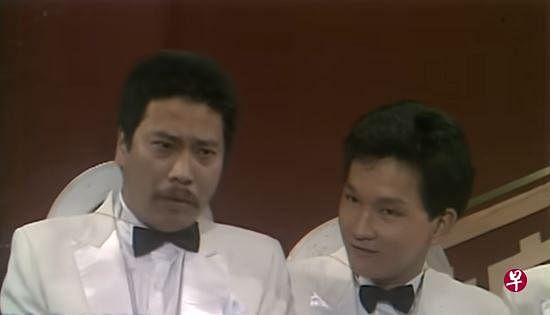 廖启智（右）与吴孟达曾一起在《欢乐今宵》演出，却已在今年先后离世。（视频截图） 