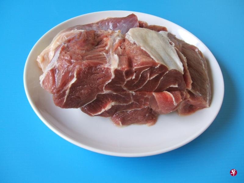 女郎为“报复”，竟将生牛肉搁在邻居家门外。（档案示意图） 
