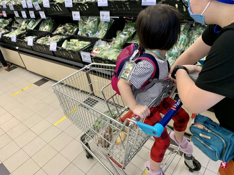 正确的方式是小孩应该只坐在推车座位上。（示意图） 
