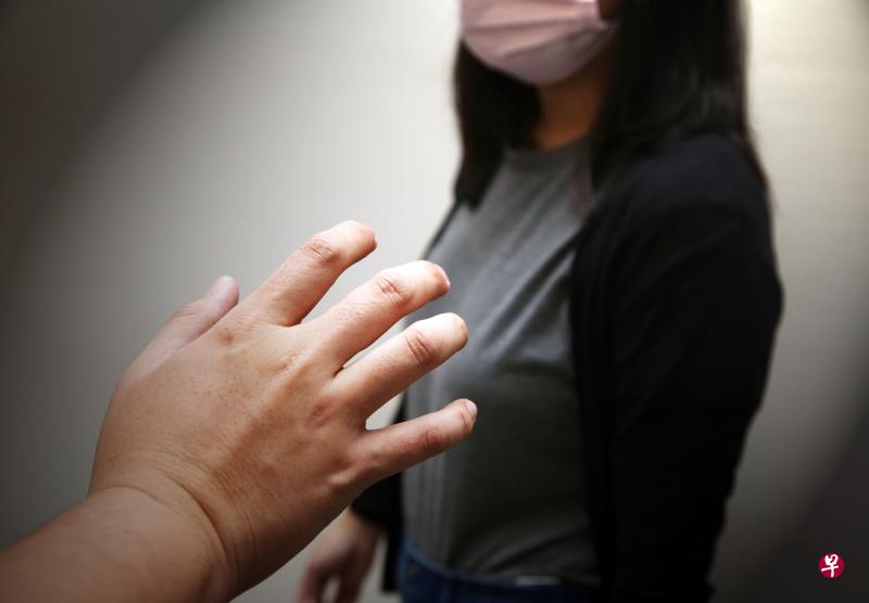 被告趁受害人熟睡时袭胸。（档案示意图） 