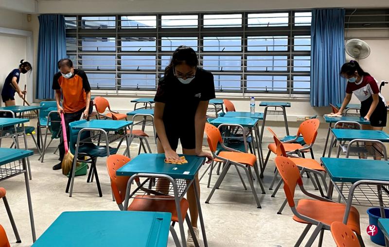 学生在校工的指导下学习打扫校园。（淡滨尼美廉初院提供） 