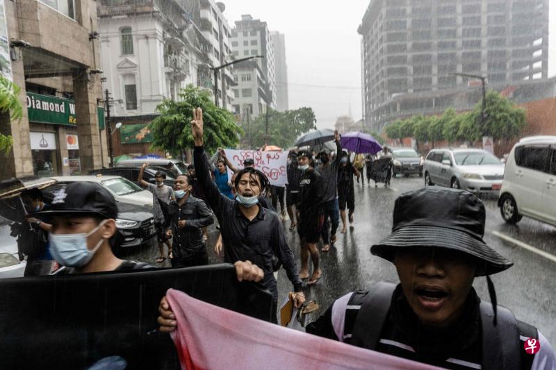 仰光周六下雨，但民众继续上街，“快闪”示威，举三指礼反对极权。（法新社） 