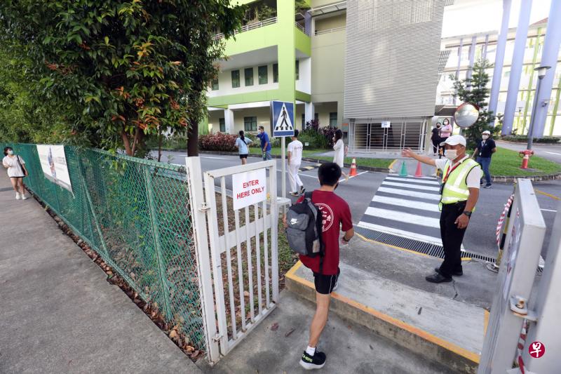 约1500名育德中学的师生及外部供应商，除了那些被隔离的人以外，今早9时开始陆续返回校园进行冠病检测。（邝启聪摄） 