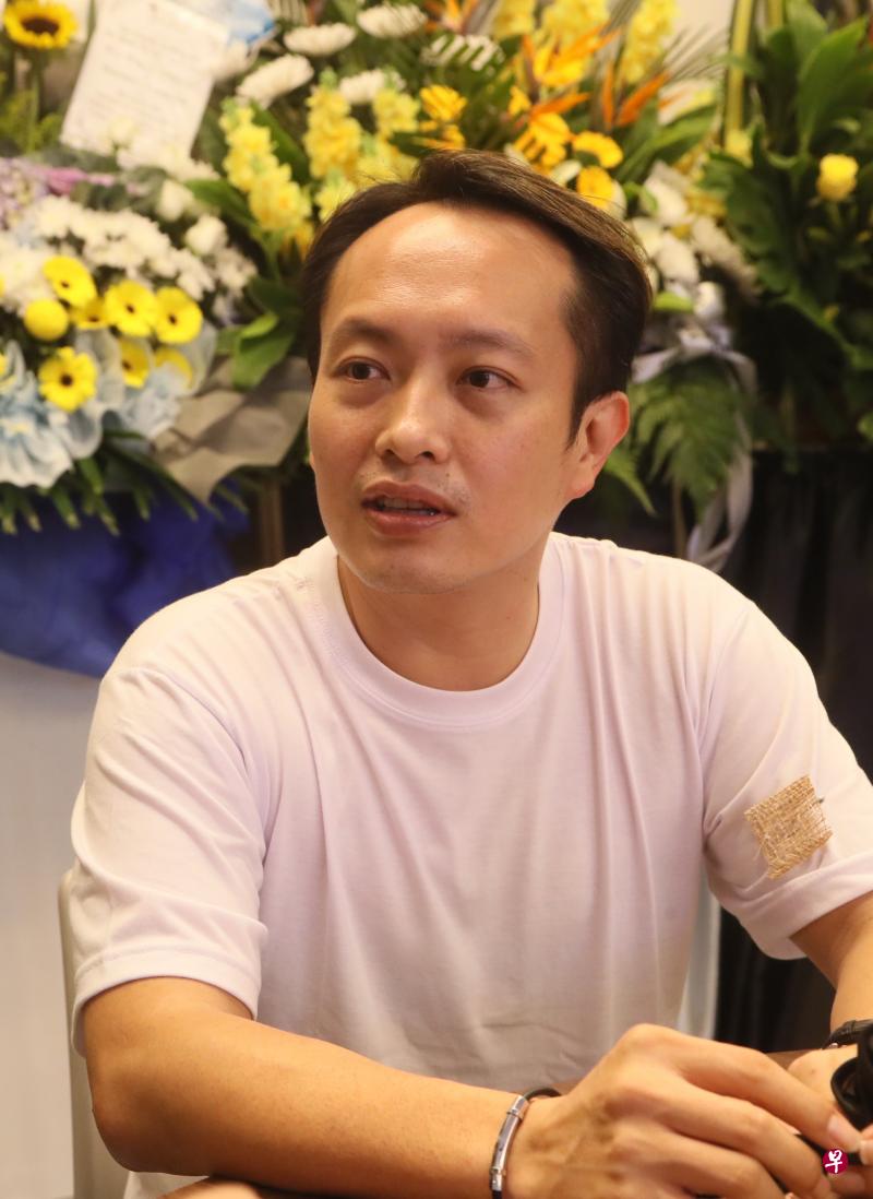 洪启强向记者忆述父亲的生平。（吴伟国摄） 