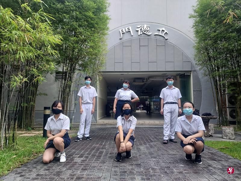 参加第二届“创贤杯”华语辩论邀请赛的立化中学队员（第一排左起）卓黄毅、張婧雯、杨景骧；（第二排左起）李澔颖、曾钰琦、林翊珊。（立化中学提供） 