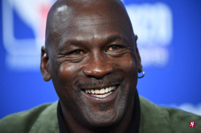 乔丹（Michael Jordan）在1982-83年赛季穿过的一件北卡大学球衣，以138万美元（约183万新元）拍卖售出。（法新社） 