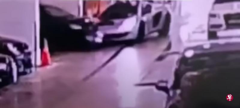 白色跑车失控撞向轿车。（SG Road Vigilante视频截图） 