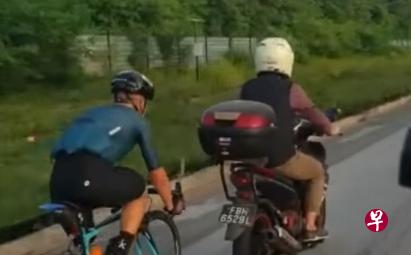脚踏车骑士紧跟电单车尾骑行。（取自SG Road Vigilante - SGRV面簿） 