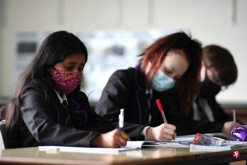 辉瑞公司发言人周二向路透社确认，该公司已向英国药物和保健产品监管署提交了其12至15岁青少年的冠病疫苗数据。（法新社） 
