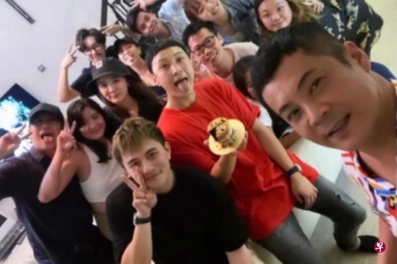 13人在曹国辉家中群聚的照片。（档案照） 