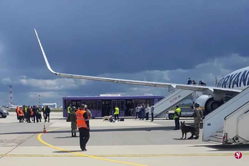 白罗斯政府5月23日以炸弹威胁为由派战机升空，迫使瑞安航空一架客机紧急降落在白罗斯首都明斯克，逮捕在机上的26岁异议人士普罗塔塞维奇和他女友。（路透社） 