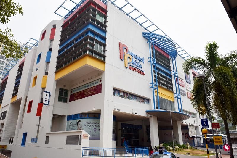 两起新病例是马来西亚籍送餐员，一人在榜鹅生活聚场的分店工作，与早前确诊的两名麦当劳送餐员有过密切接触；另一人在合乐路2号的分店工作。（档案照片） 
