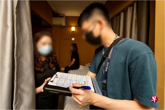 警方展开两周执法行动，突击检查约850间按摩院。（警方提供） 