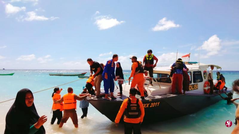 船上的274人获救，被送往事发地点附近的村庄。（路透社） 