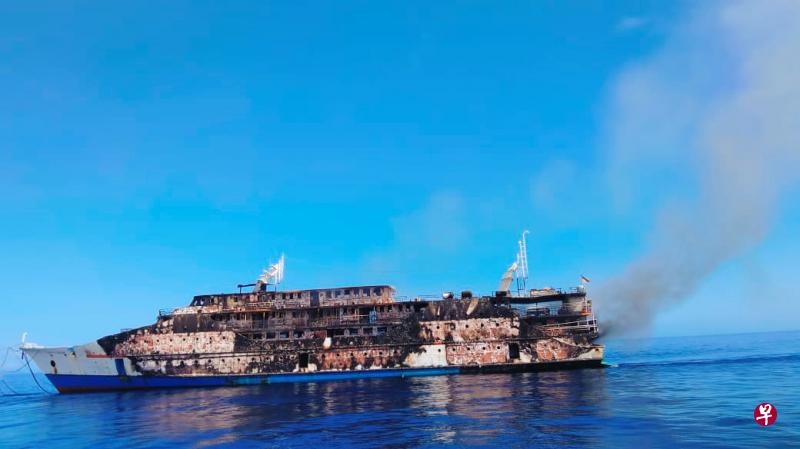 印尼客船“卡里亚·英达”号（KM Karya Indah）在马鲁古海发生大火烧毁。（路透社） 
