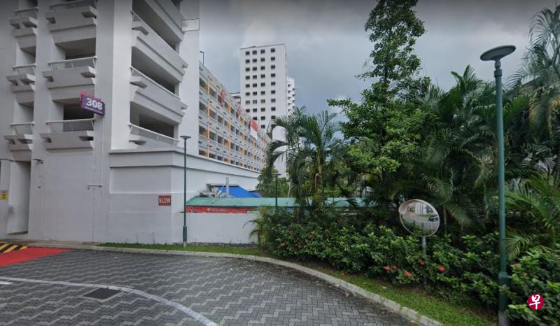 位于盛港安谷路第308座组屋底层的职总富食客出现感染群，这家咖啡店即日起将关闭14天。（谷歌地图截图） 