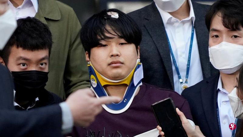 法院表示，被告赵主彬（中）组织前所未闻的性剥削犯罪集团，引诱多名受害者制作和传播性剥削视频，在此过程中还指示第三方性侵儿童和青少年。鉴于数字犯罪视频可能被持续传播，其造成的损害无法挽回。（路透社） 