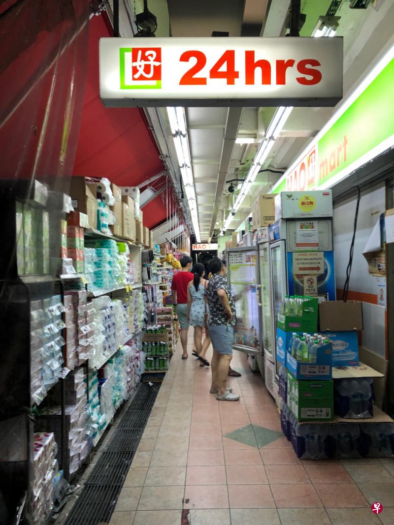 被告的前女友和其丈夫为了躲避被告，躲在黄埔一带的超市内。（档案照） 
