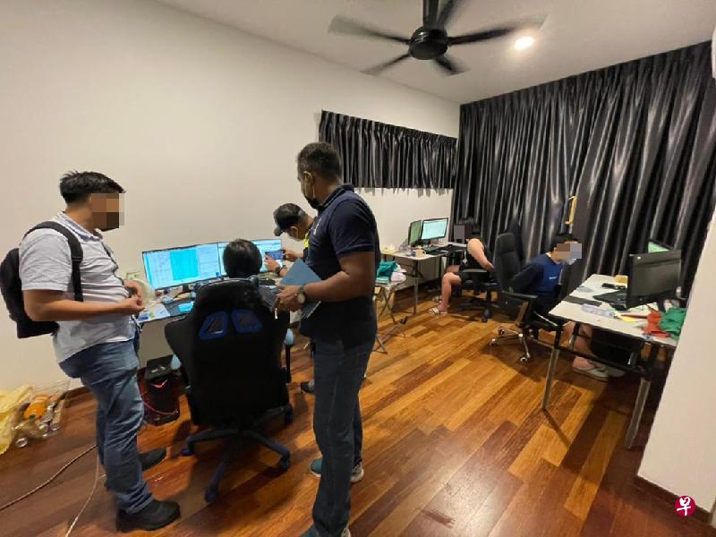 柔州警方突击其中一个设置在公寓单位的呼叫中心，逮捕充当客服人员的数名韩国籍男子。（警方提供照片） 
