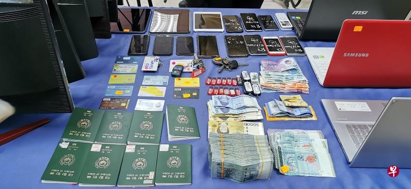 柔州警方首次侦破破涉及韩国公民幕后操纵的网赌活动及呼叫中心，起获数本韩国护照及韩元现钞。（警方提供照片） 