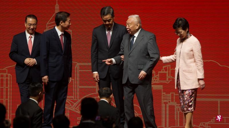 香港中联办今天上午举行“中国共产党与‘一国两制’主题论坛”，前后任共三名特首董建华（右二）、梁振英（中）与林郑月娥（右）难得同框，左二为中联办主任骆惠宁。（香港01） 