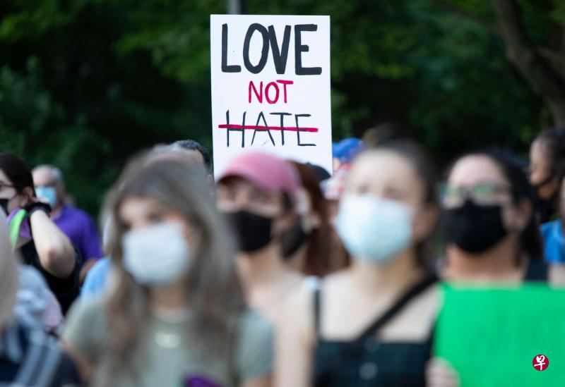 当地数千民众周五手持反仇恨示威牌游街约七公里路，从事发地点至附近一所回教堂，以慰藉受害家庭。（法新社） 