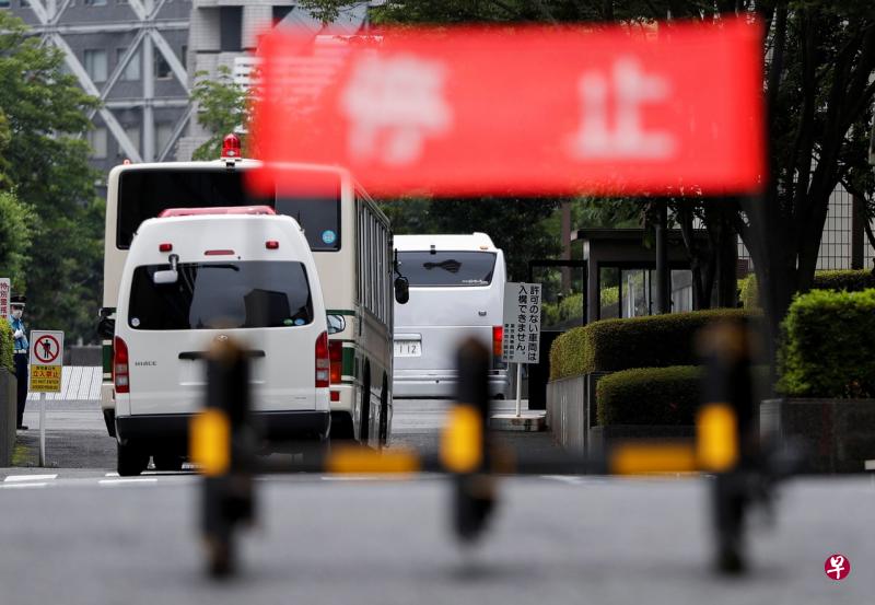 美国特种部队父子在东京法院承认非法协助戈恩逃离日本，图中的巴士相信载着父子俩。（路透社）

 