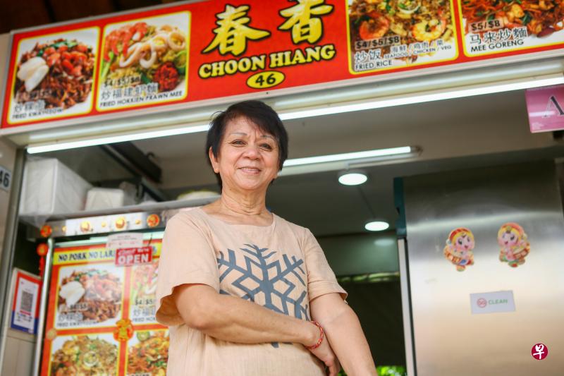 第二代小贩黄妹妹在东海岸人工湖美食村售卖福建炒虾面、炒粿条、马来炒面和炒饭已经有40多年了。 