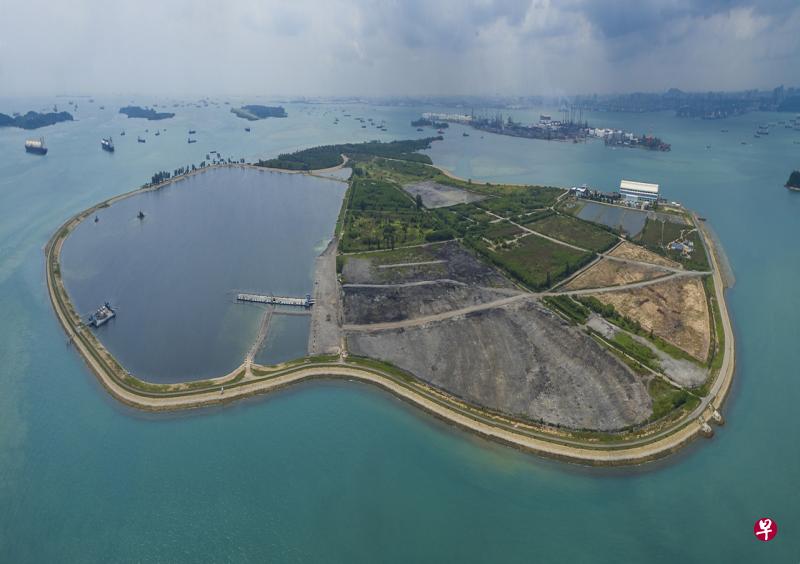 裕廊集团和新加坡蚬壳集团探讨在实马高岛垃圾埋置场建设光伏场。（国家环境局提供） 