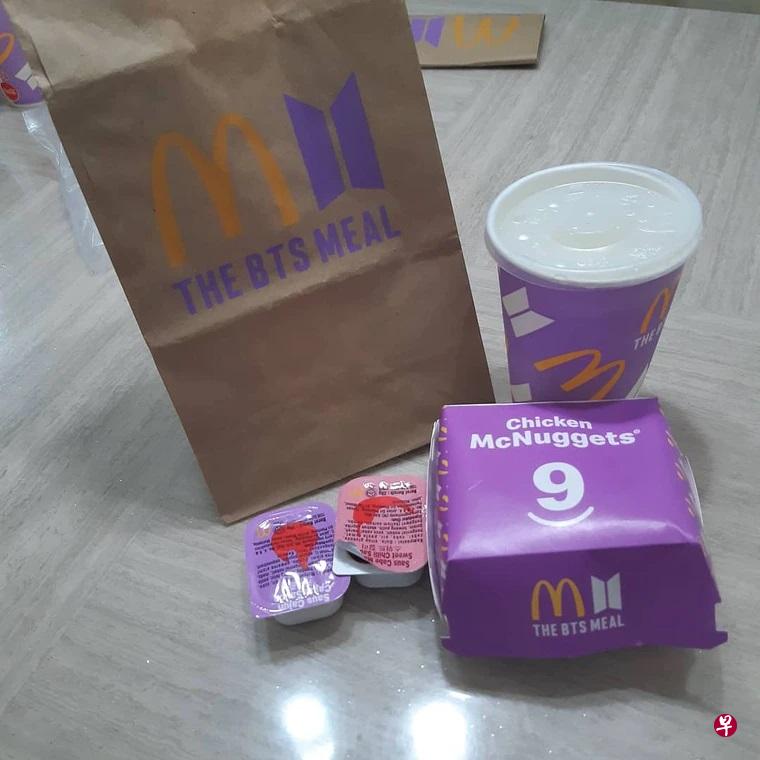 BTS套餐在印尼推出首日就引起疯狂抢购，当地的多家麦当劳被送餐员挤爆。（取自推特） 