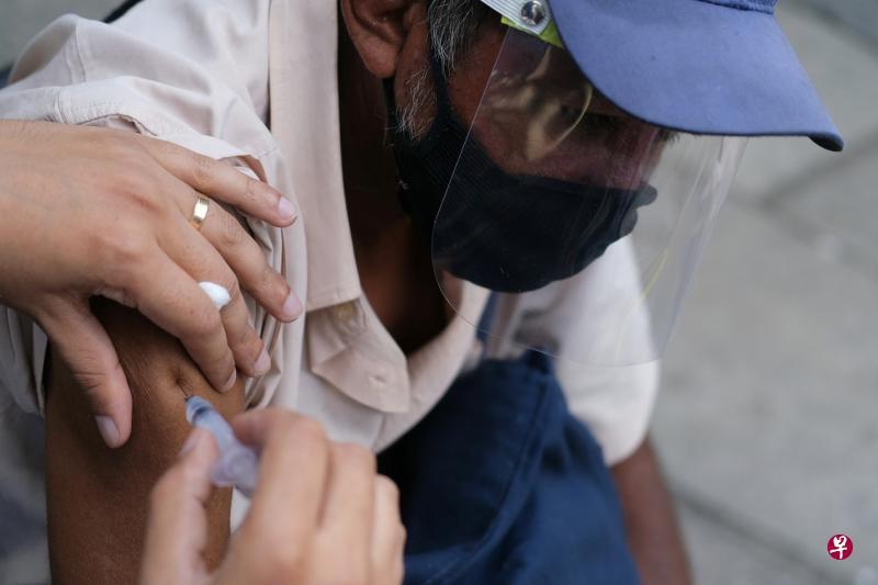 统计显示，至5月底，巴西80岁及以上老年人中有99%至少接种了一剂冠病疫苗；70岁至79岁的老年人中有94%至少接种了一剂。（路透社） 