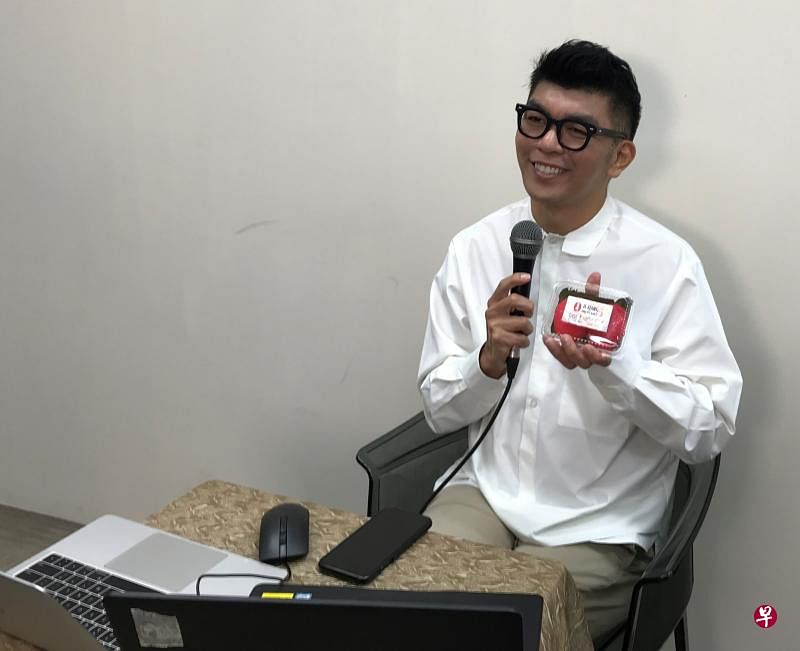 本地导演陈子谦与淡滨尼美廉初院学生分享红龟粿的传统意义。（淡滨尼美廉初院提供） 